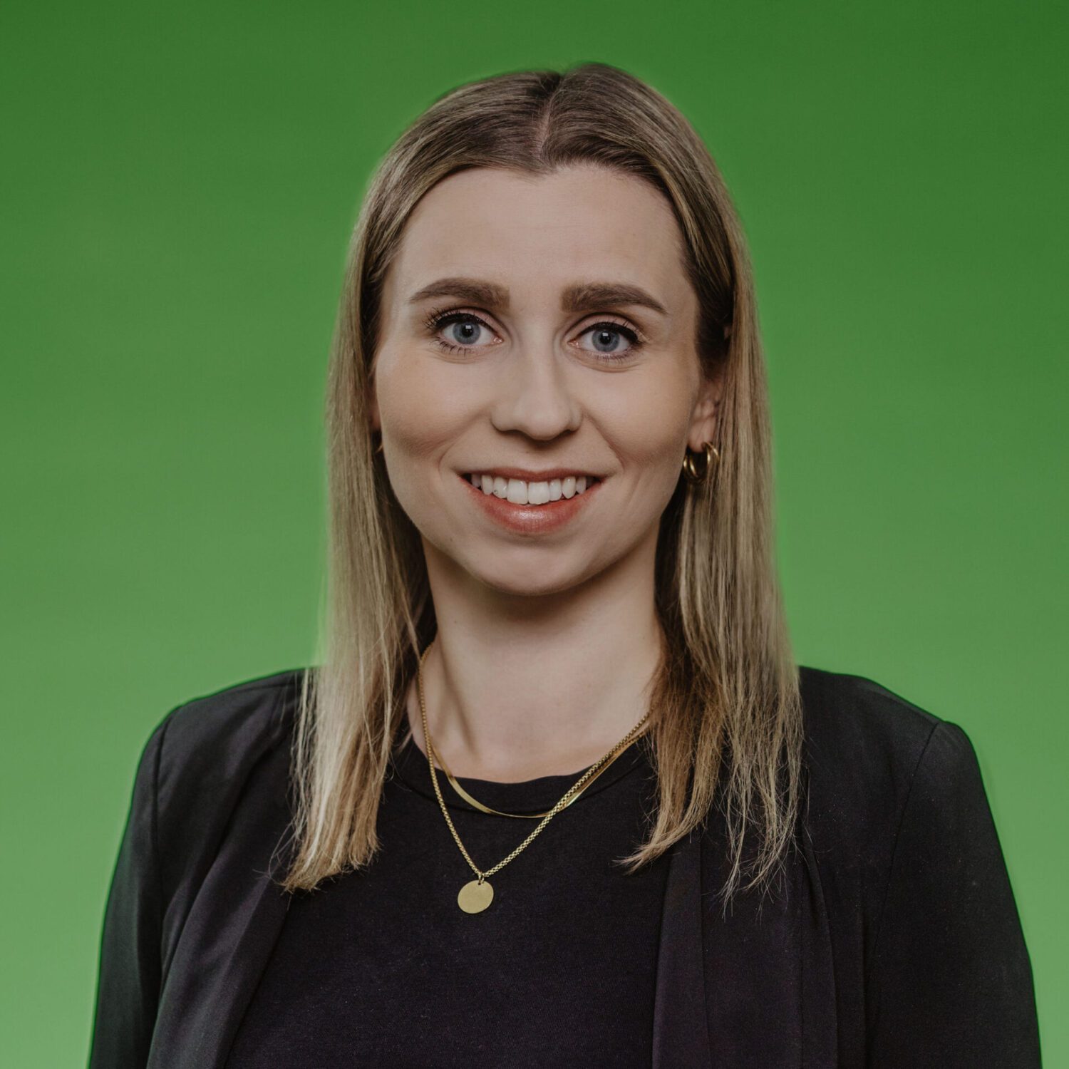 Nina Stein, mit blonden Haaren und schwarzem Blazer lächelt freundlich.